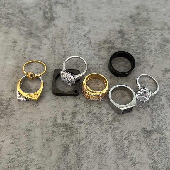 SET OF 8 RINGS VARIOUS METALS & DESIGNS SIZE 9 & 10 - Picture 1 of 4